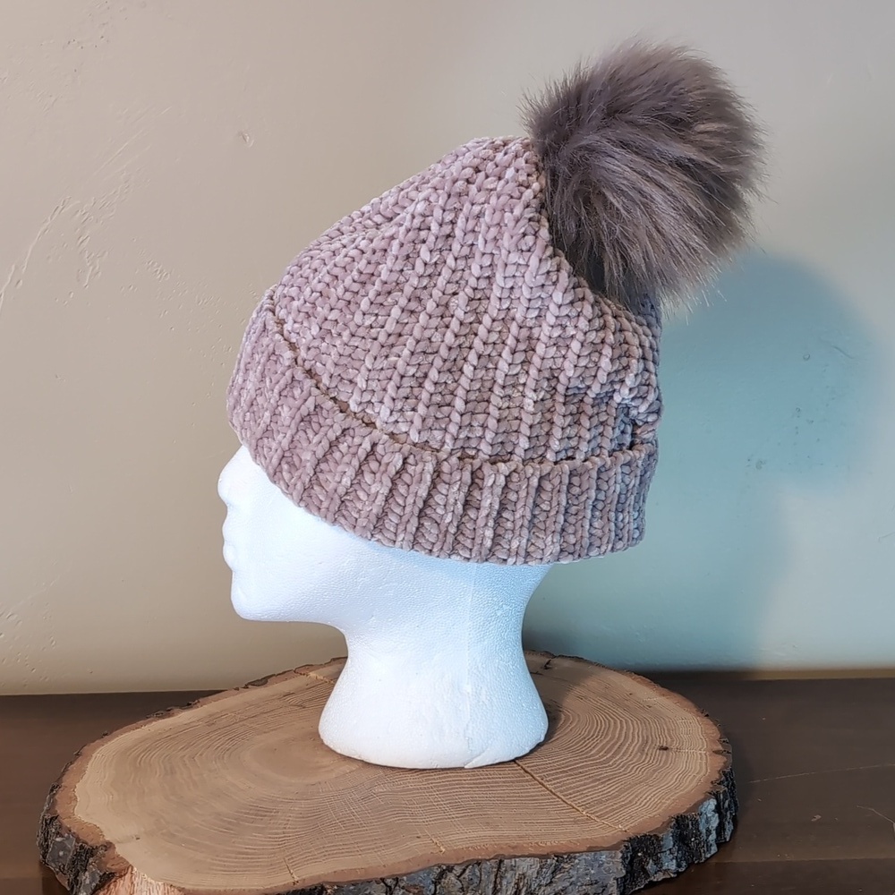 Women’s Muk Luks Faux Fur Pom Chenelle Winter Hat Beanie - Picture 5 of 9
